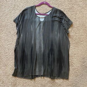 Lisa Rinna medium tee with a scoop neck and silver design on the neckline